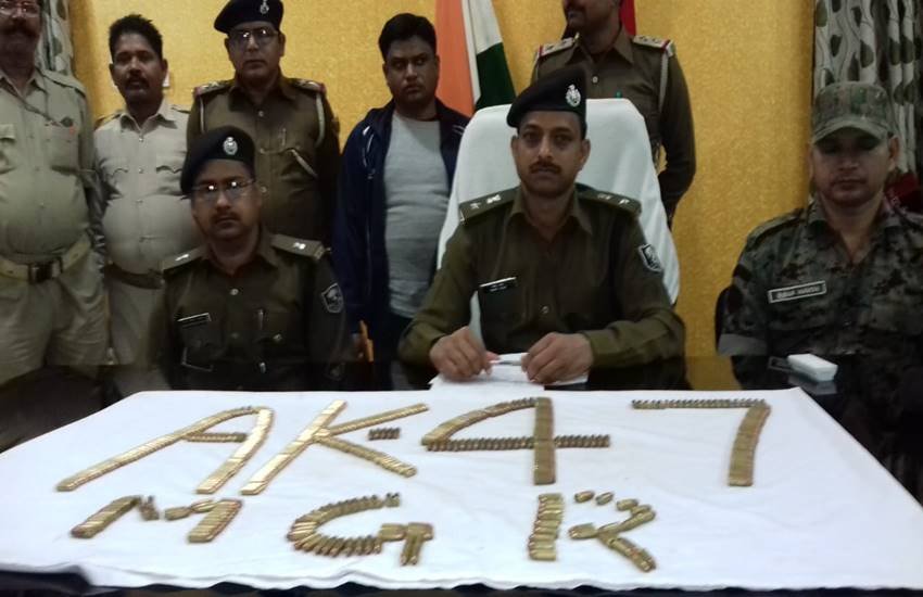 फोटो-गोलियों से ही लिखा एके47 और पत्रकारों के सामने एसपी बाबू राम ने पेश किया गोलियों का जखीरा। फोटो-गोलियों से ही लिखा एके47 और पत्रकारों के सामने एसपी बाबू राम ने पेश किया गोलियों का जखीरा।