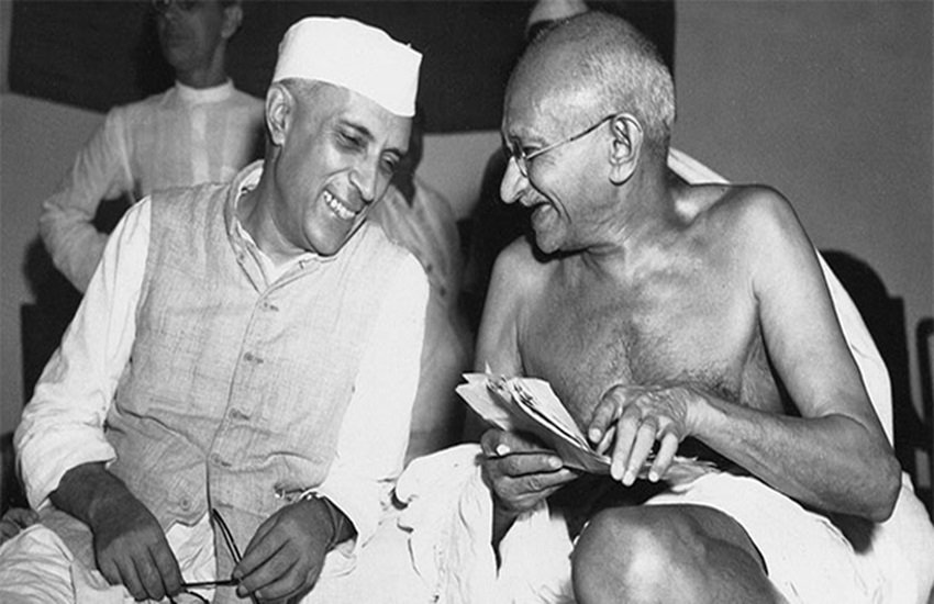 जवाहर लाल नेहरू और महात्मा गांधी, फोटो सोर्स- www.inc.in