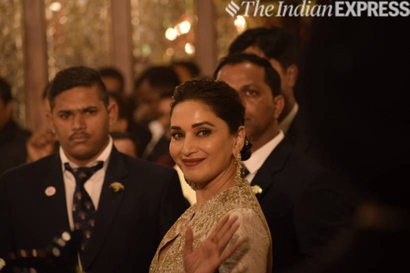 धक-धक गर्ल माधुरी दीक्षत भी यहां पहुंची।