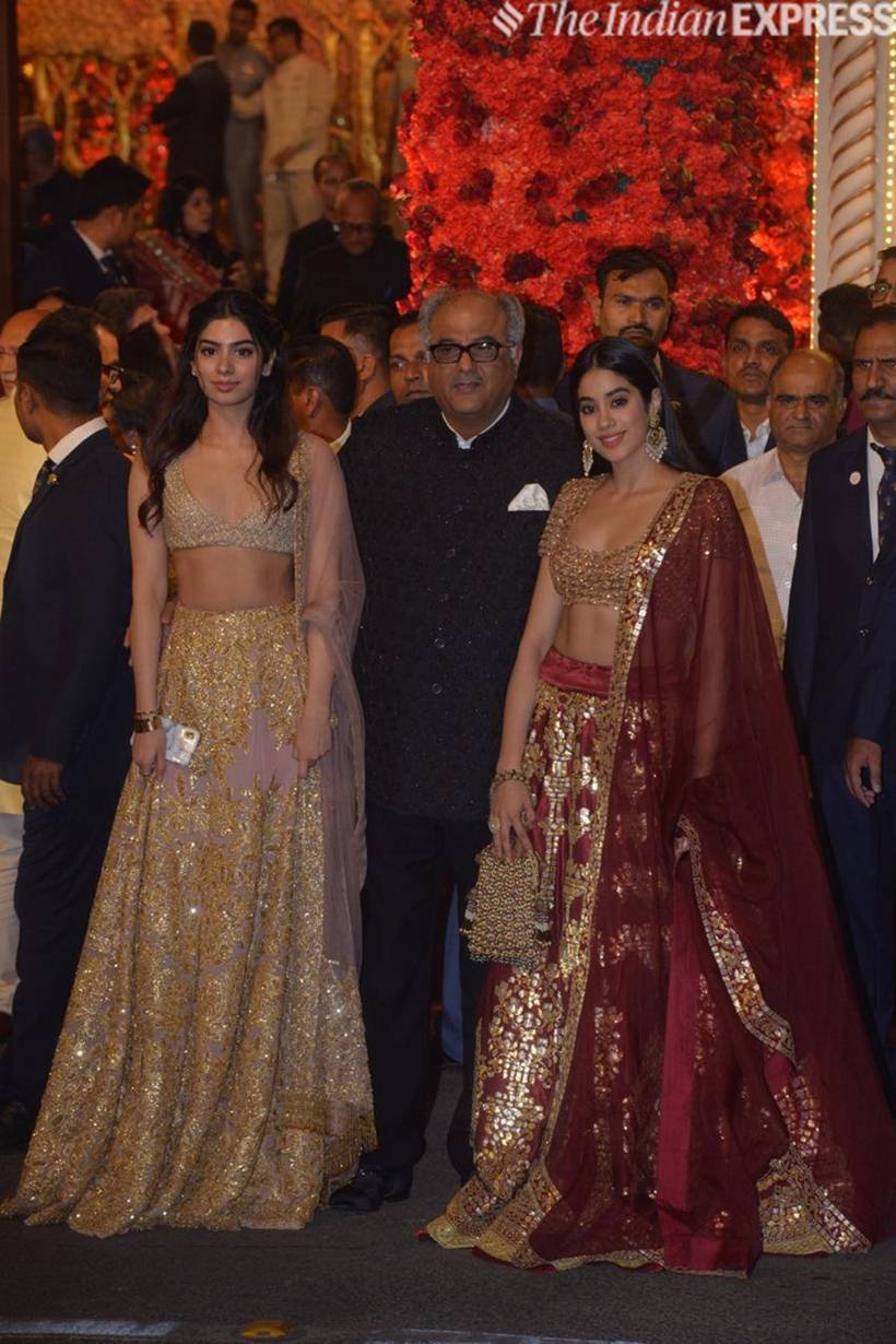 कपूर खानदान के तमाम लोग यहां दिखाई दिए। जाह्नवी और खुशी कपूर इस अंदाज में यहां पहुंची।