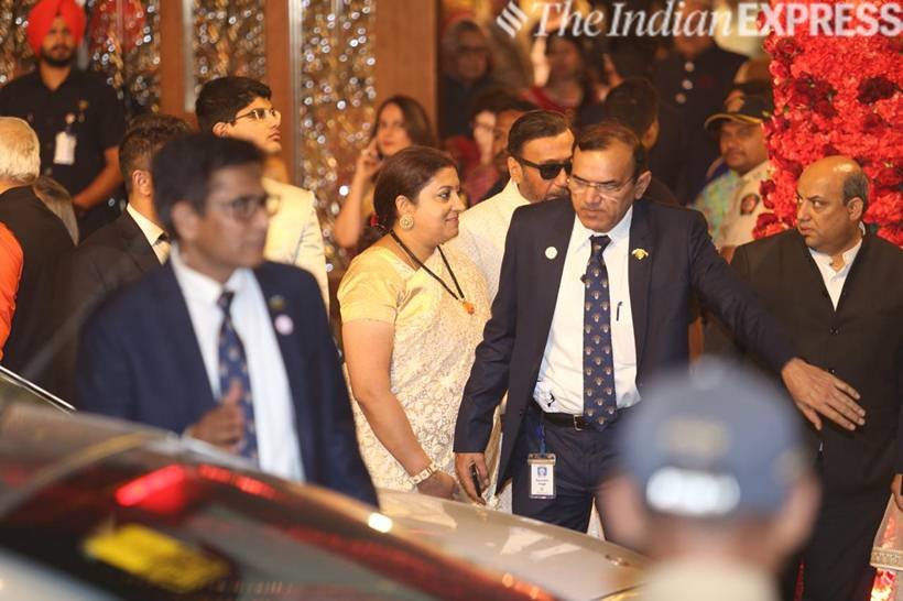 राजनीति जगत से स्मृति ईरानी यहां पहुंची।