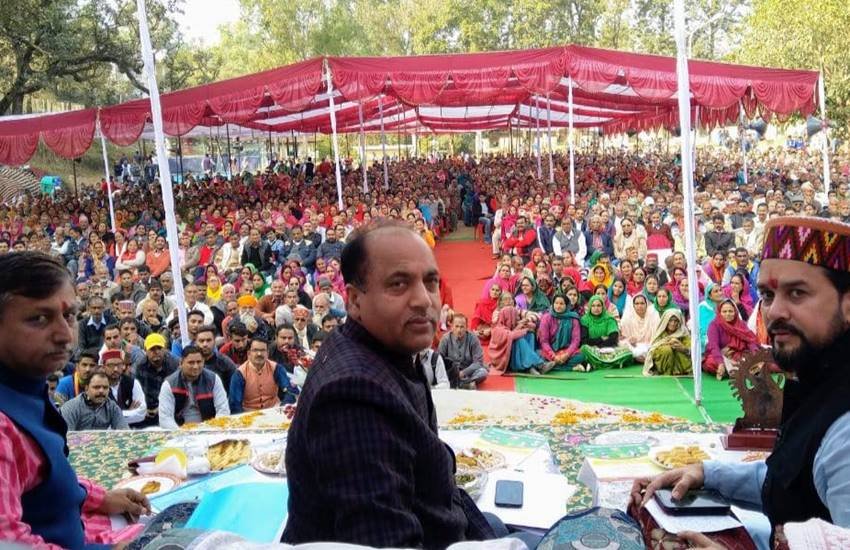 बीच में हिमाचल प्रदेश के मुख्यमंत्री जयराम ठाकुर। (फाइल फोटो, सोर्स- Facebook/@jairamthakurbjp)
