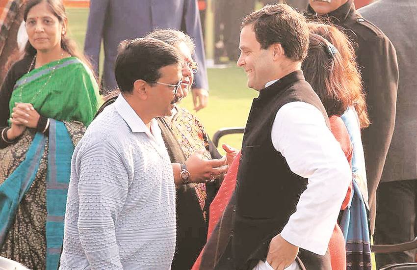 कांग्रेस अध्यक्ष राहुल गांधी के साथ दिल्ली के सीएम अरविंद केजरीवाल।