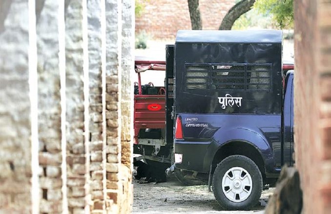 कुंभ से पहले एक शख्स ने उड़ाई पुलिस की नींद, बार-बार बोलता है- दुबई से भारत कैसे आया, मुझे नहीं पता