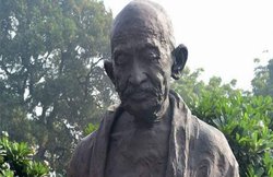 छात्रों ने क‍िया बवाल, हटाई गई महात्मा गांधी की मूर्ति