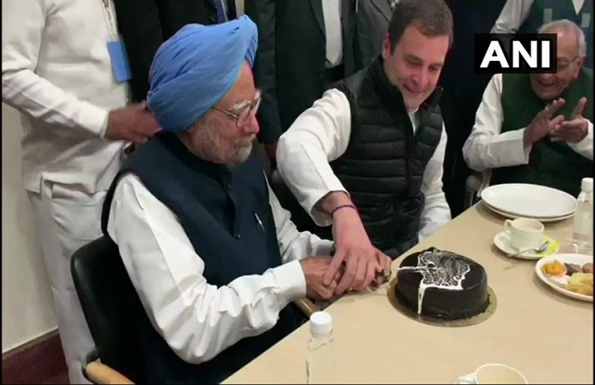 मनमोहन सिंह और राहुल गांधी, फोटो सोर्स- ANI