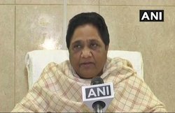 MP Election Result 2018: बसपा-सपा ने दिया कांग्रेस को समर्थन, CM पद से इस्तीफा देने राज्यभवन पहुंचे शिवराज