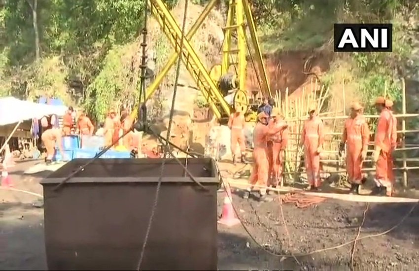 मेघालय में रेस्क्यू करती टीम, फोटो सोर्स- ANI