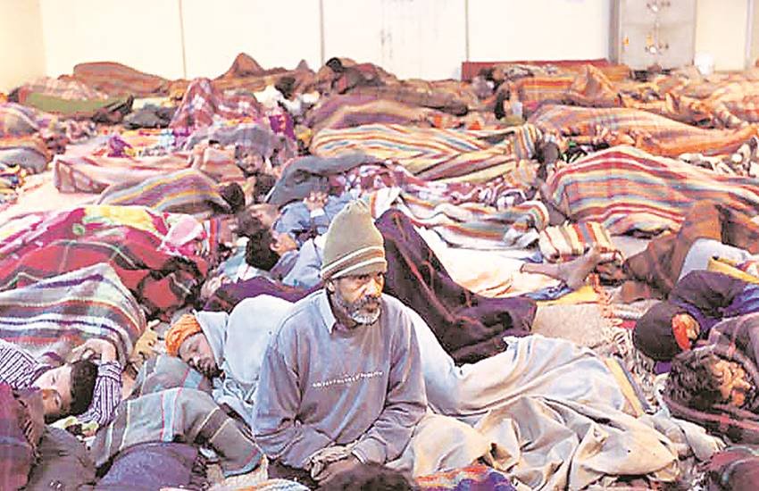 कहीं-कहीं लोग रैन बसेरों के बाहर सोने को मजबूर हैं, तो कहीं इनमें रहने के लिए लोगों से आधार कार्ड मांगा जा रहा है। (फाइल)