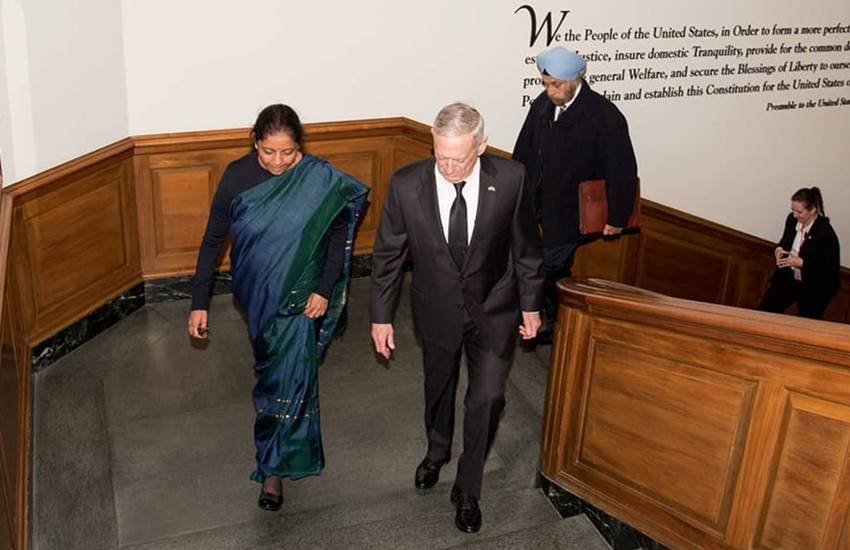 अमेरिकी समकक्ष जिम मैटिस के साथ रक्षा मंत्री निर्मला सीतारमण। (Image Source: Facebook/@nirmala.sitharaman)