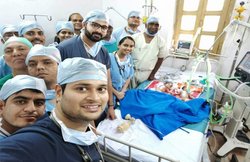 BHU के 20 डॉक्टरों ने साढ़े चार घंटे किया ऑपरेशन, सीने से पेट तक जुड़ी जुड़वां बहनों को किया अलग
