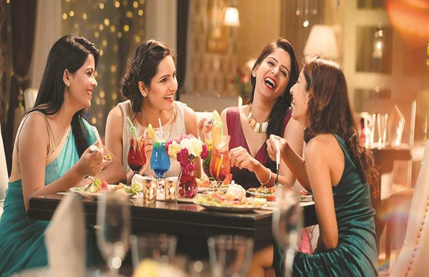 एक तरफ ‘कपल किटी’ का रिवाज भी है। (प्रतीकात्मक तस्वीर)