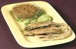 दाना-पानी: मटर पराठे और मूंगदाल बथुआ