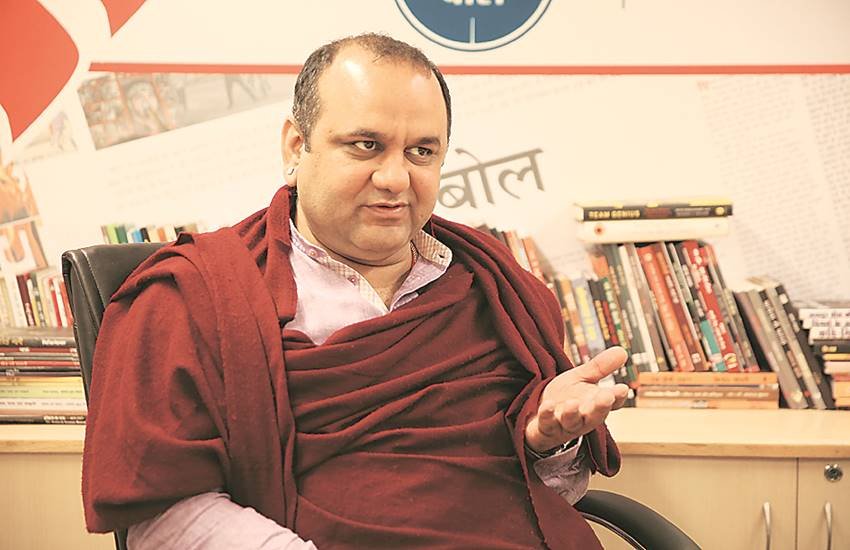 आठ फरवरी 1974 को नाशिक में जन्मे महेश गिरी सत्रह साल की उम्र में घर छोड़ कर साधु बन गए।