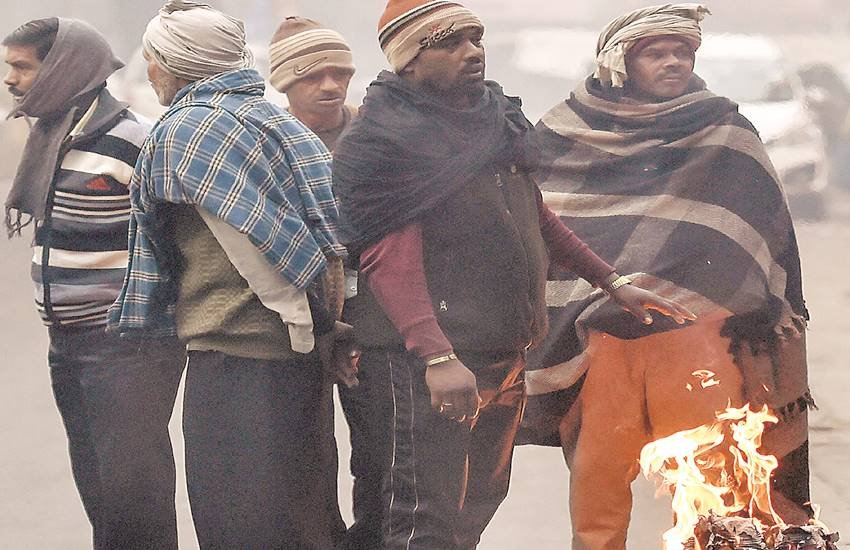 मौसम विभाग ने रविवार को न्यूनतम तापमान इस मौसम के औसत से चार डिग्री सेल्सियस कम रहने का अनुमान जताया था।