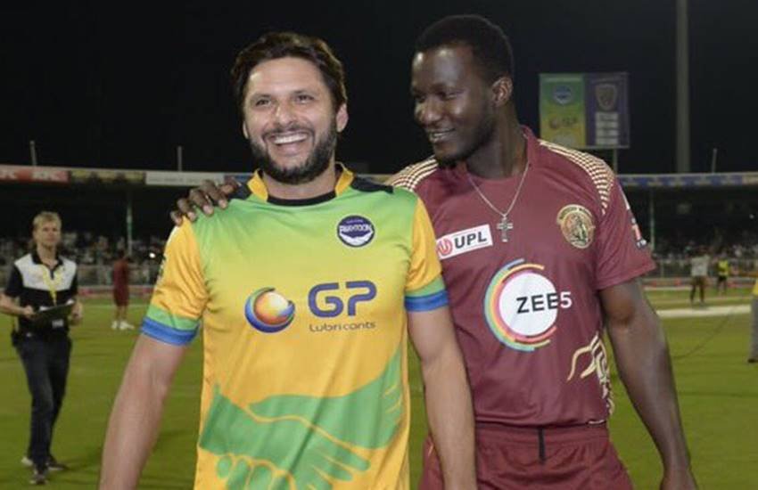 T10 Cricket League 2018 Final, Pakhtoons vs Northern Warriors: पख्तूंस के कप्तान शाहिद अफरीदी और नॉर्दन वॉरियर्स के कप्तान डैरेन सैमी की तस्वीर। (फोटो सोर्स- ट्विटर, @DheetAfridian) T10 Cricket League 2018 Final, Pakhtoons vs Northern Warriors: पख्तूंस के कप्तान शाहिद अफरीदी और नॉर्दन वॉरियर्स के कप्तान डैरेन सैमी की तस्वीर। (फोटो सोर्स- ट्विटर, @DheetAfridian)