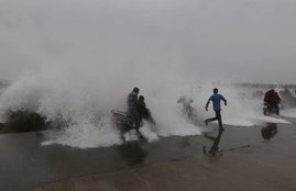 cyclone phethai path, cyclone phethai live, cyclone phethai live update