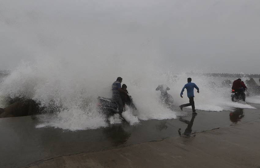 cyclone phethai path, cyclone phethai live, cyclone phethai live update