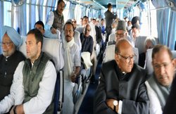 जब गले मिले दो हारे हुए कांग्रेसी दिग्गजः अजय सिंह के सामने छलक पड़े अरुण यादव के आंसू, कई समर्थकों विधायकों ने की सीट छोड़ने की पेशकश