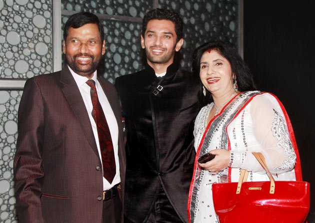 Politicians marriage, Vinod Khanna, Shashi Tharoor, ram jethmalani, ram vilas paswan, jansatta political gallery, political marriage
