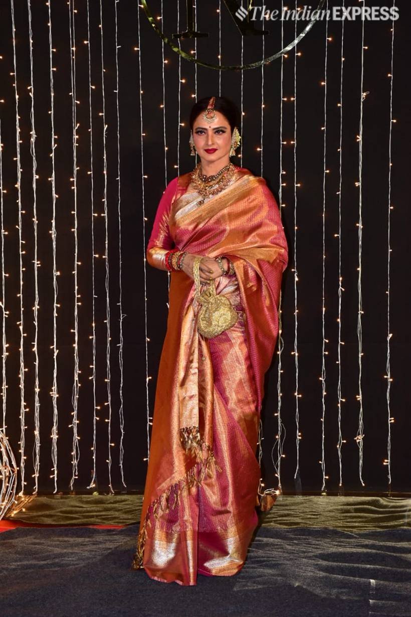 रेखा हर बार की तरह दिलकश लुक में नजर आईं। रेखा ने कांजीवरम साड़ी पहनी हुई थी।