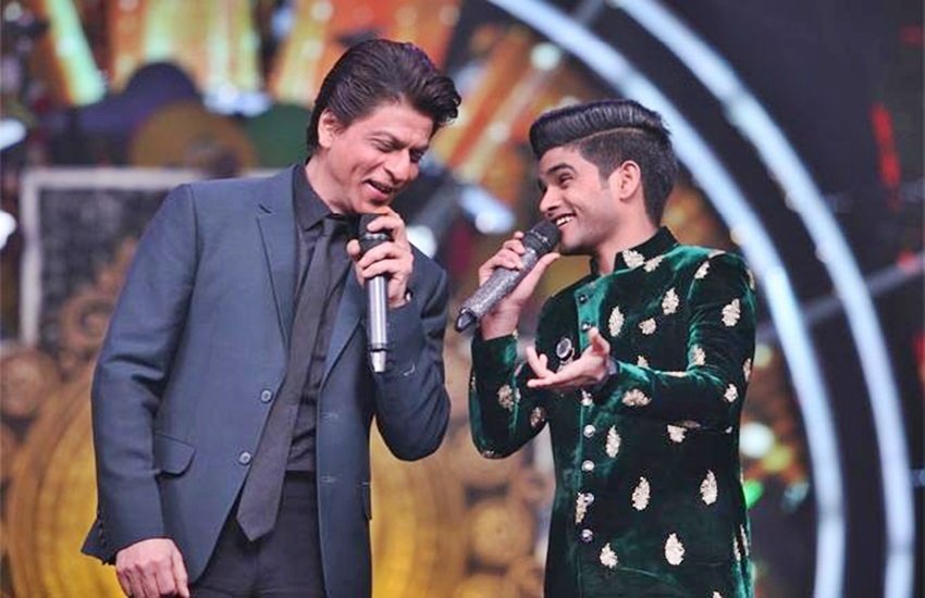 इंडियन आइडल 10 के सेट पर शाहरुख खान और सलमान अली, फोटो सोर्स- सोशल मीडिया