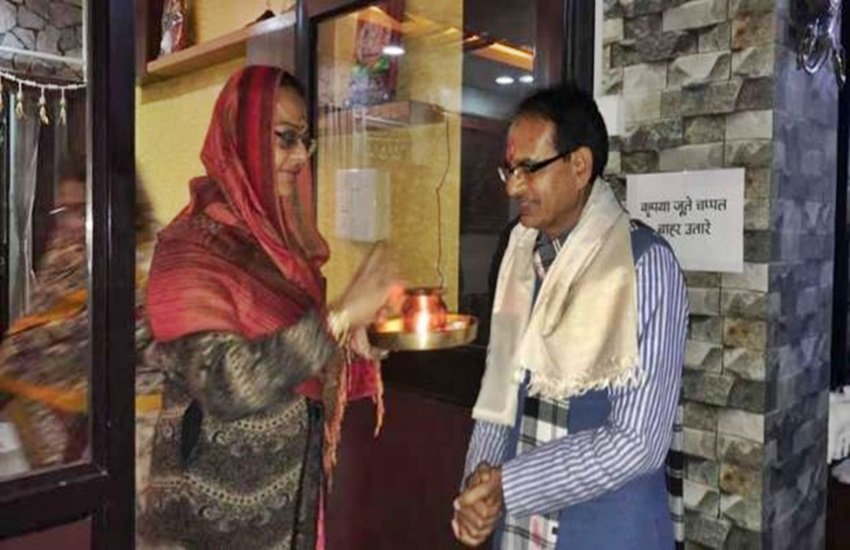 नए घर पर पहुंचे शिवराज, फोटो सोर्स- सोशल मीडिया