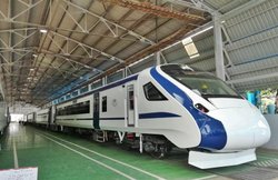ट्रेन 18 के फाइनल ट्रायल पर हुआ पथराव, टूटे खिड़कियों के कांच