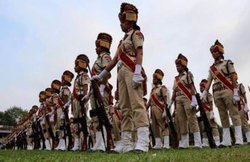 यूपी: ‘रोड खराब थी’, तो घायल महिला को खाट पर लाद ले गए 5 पुलिसवाले, मिली शाबासी