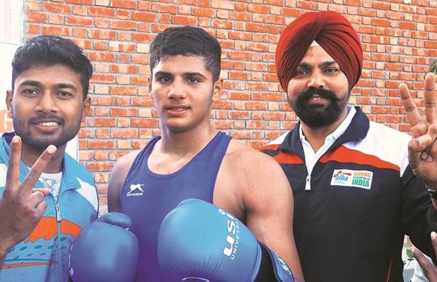 कोच भगवंत सिंह (दाएं) के साथ बीच में बॉक्सर योनम कंबोज। (Image by Jasbir Malhi/Indian Express)