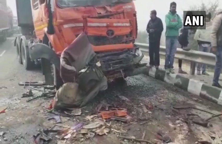 रोहतक में कोहरे का कहर, 50 से ज्यादा गाड़ियां टकराईं। फोटो सोर्स : एएनआई