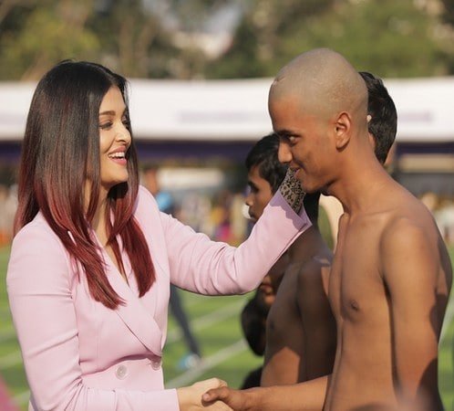 aishwarya rai, Jamnabai Narsee School, Abled Children, Aishwarya Rai Bachchan, Aishwarya Rai Bachchan with Abled Children