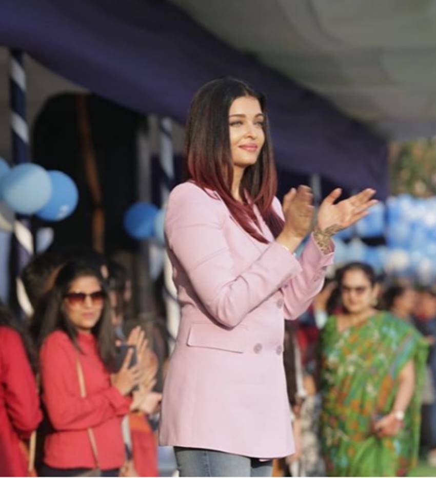 बच्चों की एक्टीविटीज देख ऐश्वर्या ने ताली बजाकर उनका उत्साह बढ़ाया।