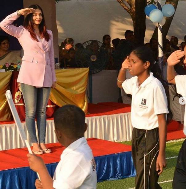 aishwarya rai, Jamnabai Narsee School, Abled Children, Aishwarya Rai Bachchan, Aishwarya Rai Bachchan with Abled Children