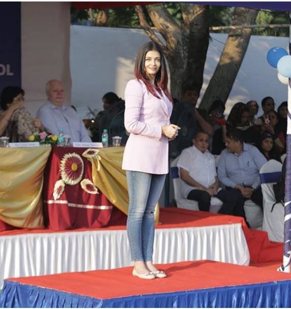 aishwarya rai, Jamnabai Narsee School, Abled Children, Aishwarya Rai Bachchan, Aishwarya Rai Bachchan with Abled Children