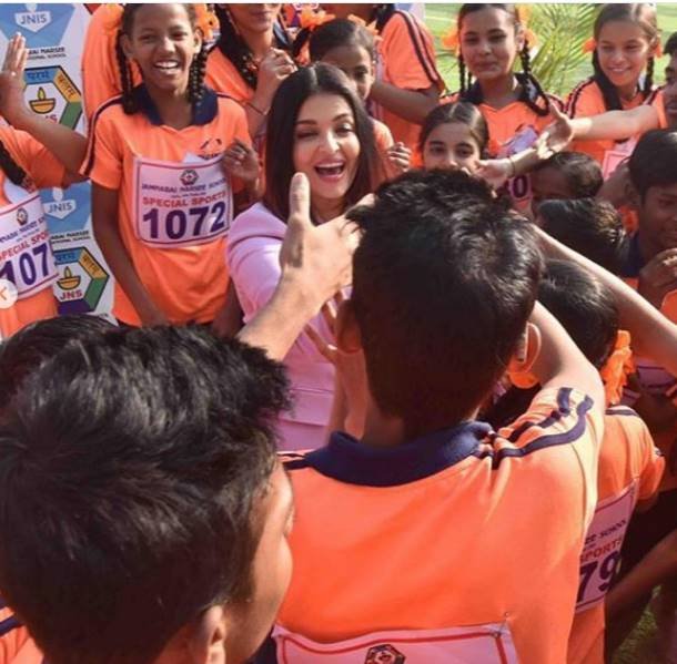 aishwarya rai, Jamnabai Narsee School, Abled Children, Aishwarya Rai Bachchan, Aishwarya Rai Bachchan with Abled Children