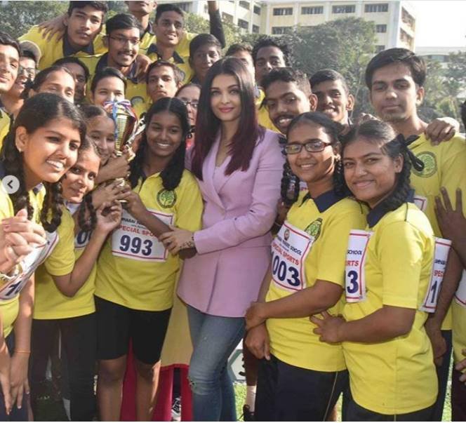 aishwarya rai, Jamnabai Narsee School, Abled Children, Aishwarya Rai Bachchan, Aishwarya Rai Bachchan with Abled Children