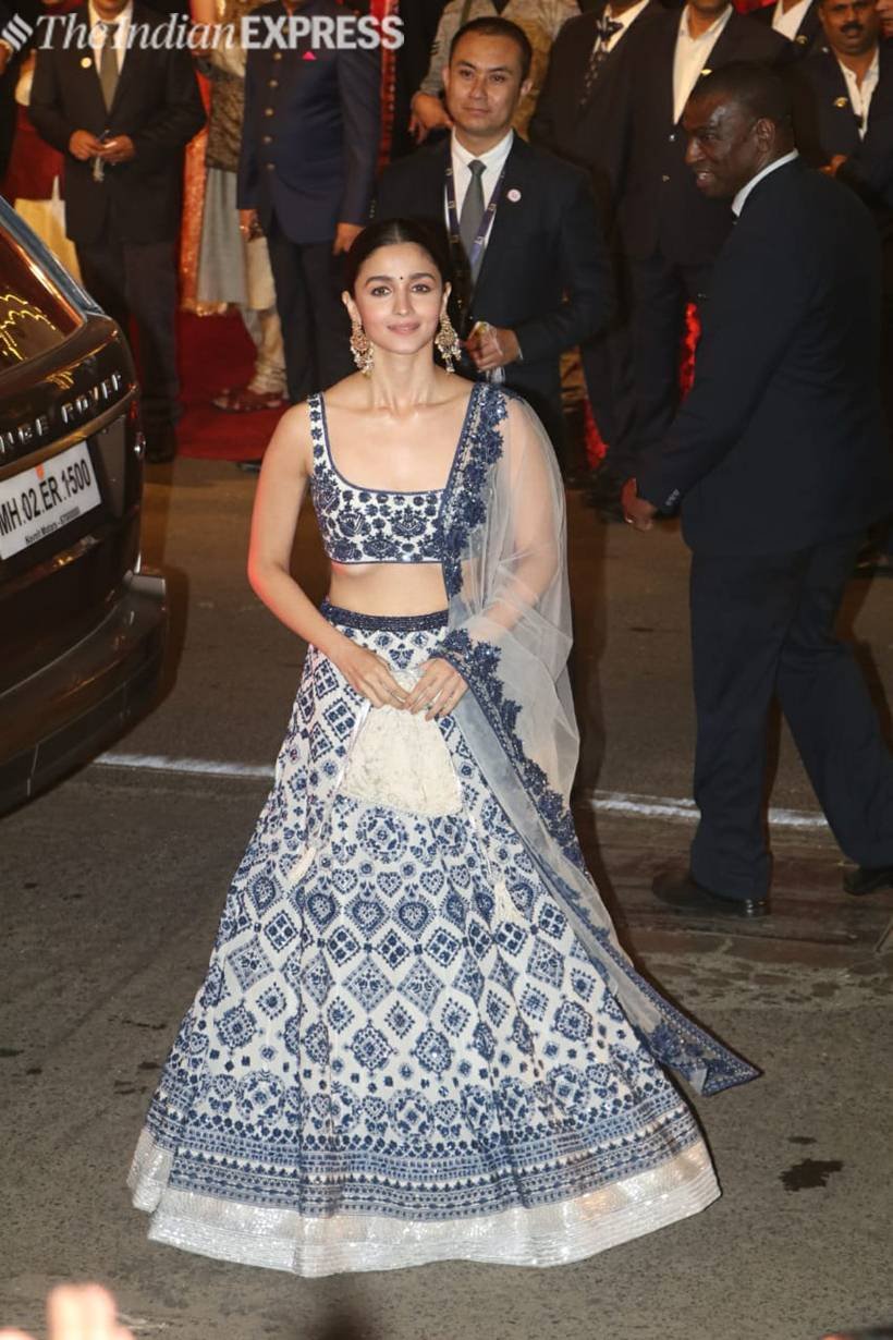 आलिया भट्ट कुछ इस अंदाज में ईशा की शादी में पहुंची।