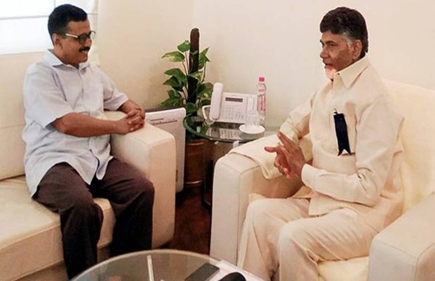 दिल्ली के मुख्यमंत्री अरविंद केजरीवाल और आंध्र प्रदेश के मुख्यमंत्री एन. चंद्रबाबू नायडू। (फाइल फोटो, PTI)