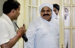पूर्व सांसद अतीक अहमद के गुर्गों ने बिल्‍डर को किया अगवा, जेल के भीतर पीटा, लिखवा ली कंपनियां