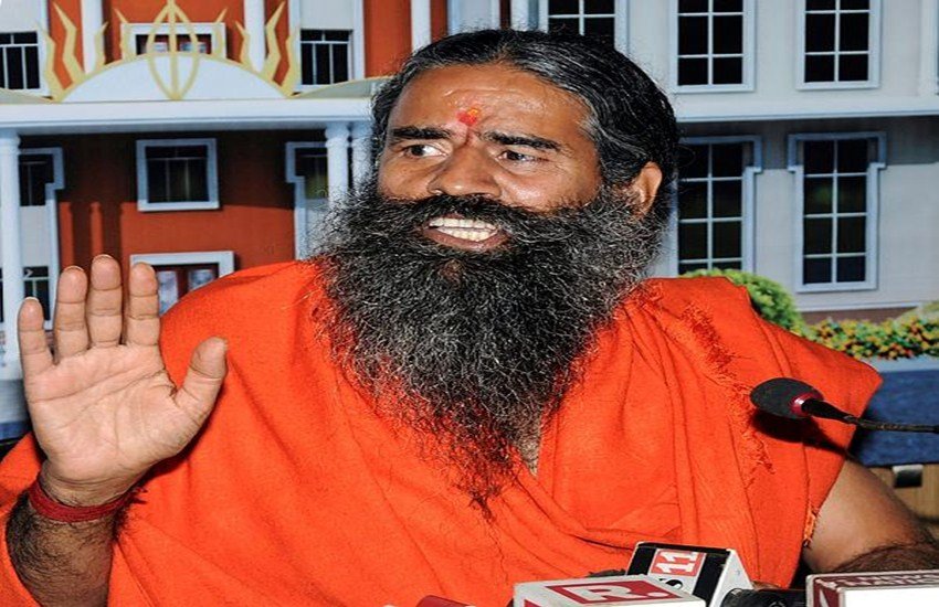 बाबा रामदेव ने संकेत दिया है कि पतंजलि शेयर बाजार से जुड़ सकती है. (फोटो सोर्स: पीटीआई) 