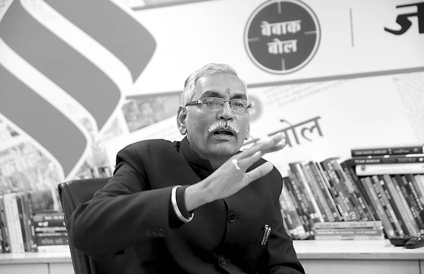 बारादरी की बैठक में बल्देव भाई शर्मा। (सभी फोटो: आरुष चोपड़ा)