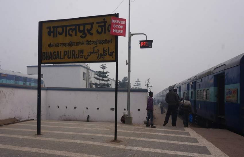 जमालपुर-भागलपुर रेल खंड पर एक तरफ विद्युतीकरण का काम हो रहा है और दूसरी तरफ चोर तारों को काट ले जा रहे है। 