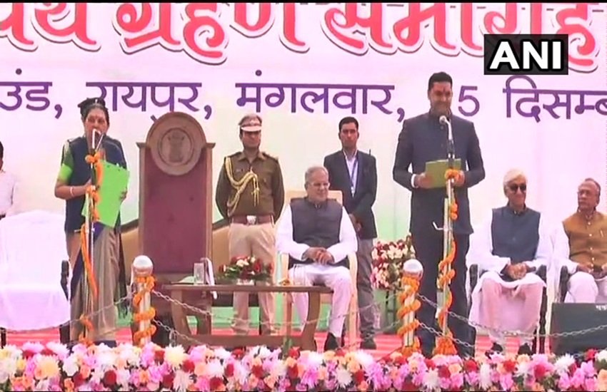 शपथ लेते बघेल सरकार के नेता, फोटो सोर्स- ANI