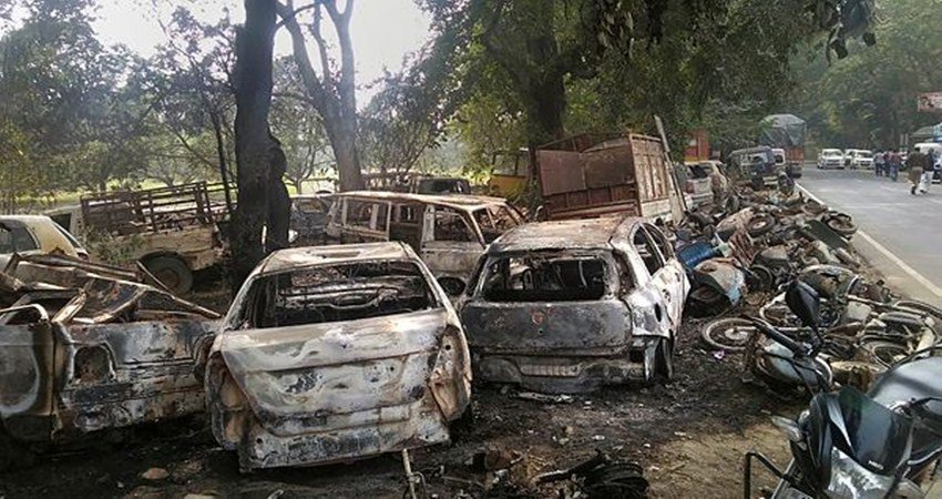 बुलंदशहर में गोवंश के अवशेष मिलने के बाद हिंसक भीड़ ने लगाई गाड़ियों में आग. (फोटो सोर्स: पीटीआई)