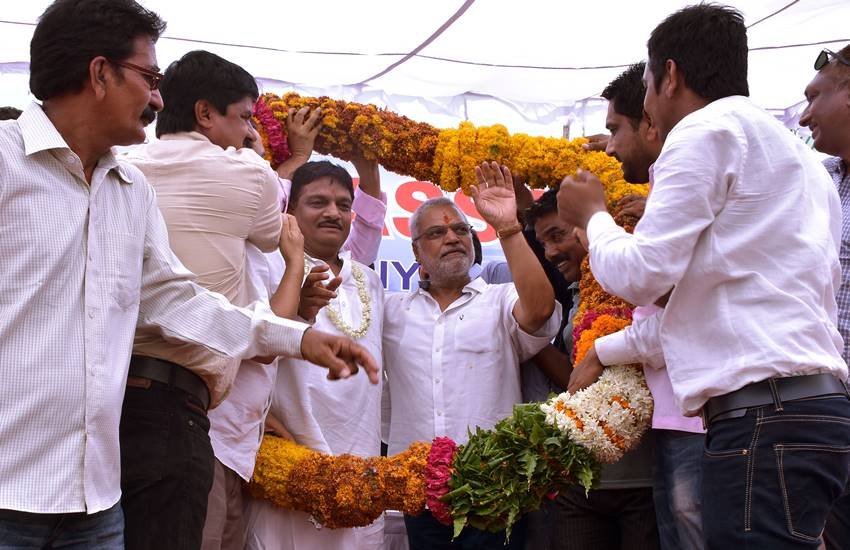अपने समर्थकों संग कांग्रेस नेता सी पी जोशी। (एक्सप्रेस फोटो)