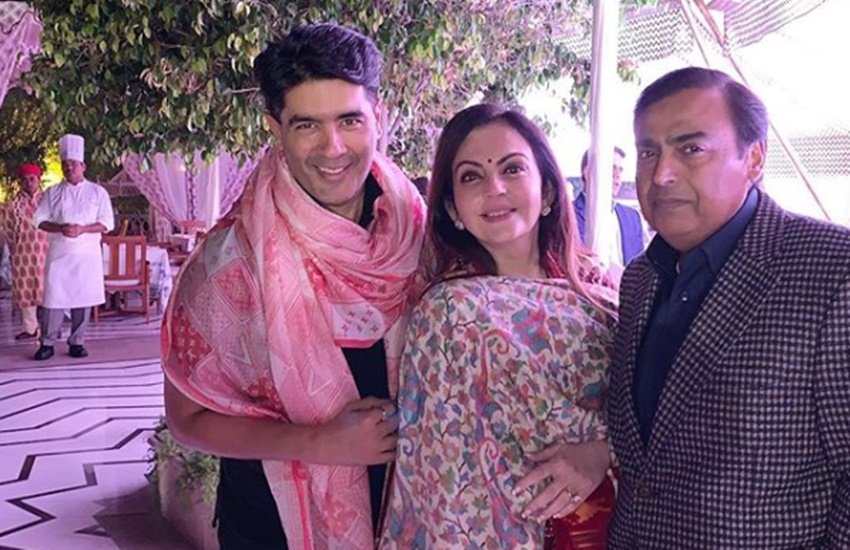 नीता और मुकेश अंबानी के साथ मनीष मल्होत्रा
सोर्स : इंस्टाग्राम नीता और मुकेश अंबानी के साथ मनीष मल्होत्रा
सोर्स : इंस्टाग्राम