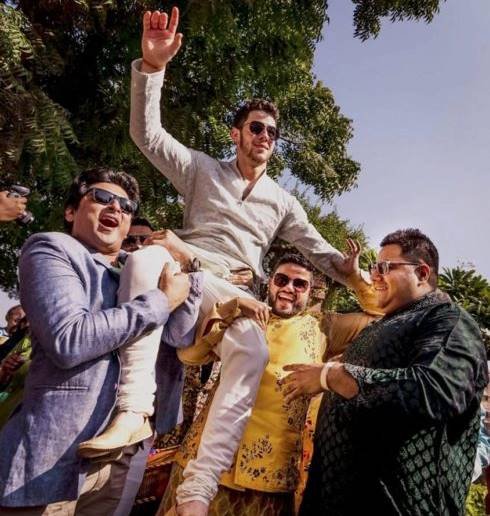 इसके बाद निक जोनस को दुल्हन प्रियंका के परिजानों और दोस्तों ने गोद कंधे पर उठाया। सभी लोग इस दौरान काफी चिल करते हुए दिखे।