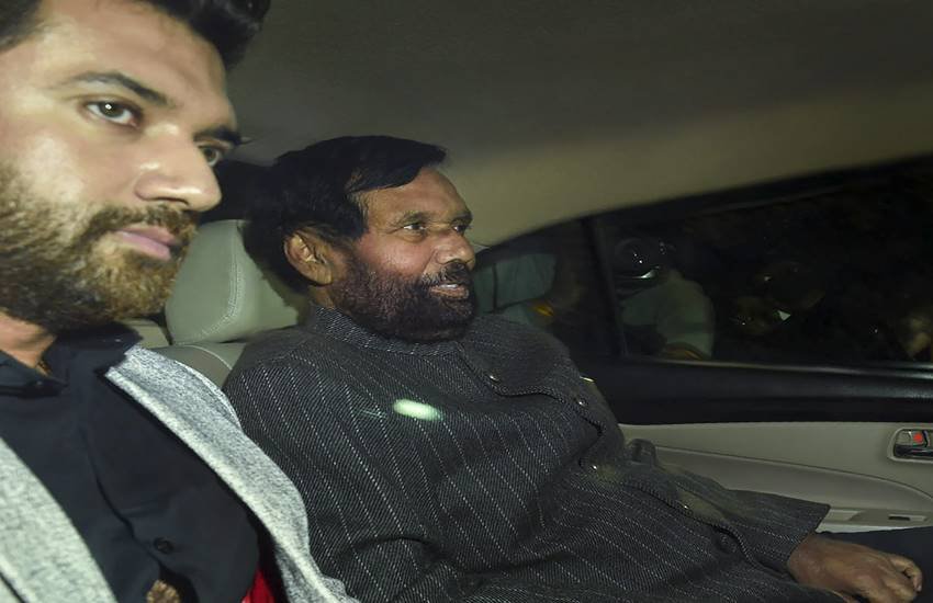 भाजपा अध्यक्ष अमित शाह से मुलाकात कर लौटते रामविलास पासवान और चिराग पासवान। (फोटो-PTI) भाजपा अध्यक्ष अमित शाह से मुलाकात कर लौटते रामविलास पासवान और चिराग पासवान। (फोटो-PTI)