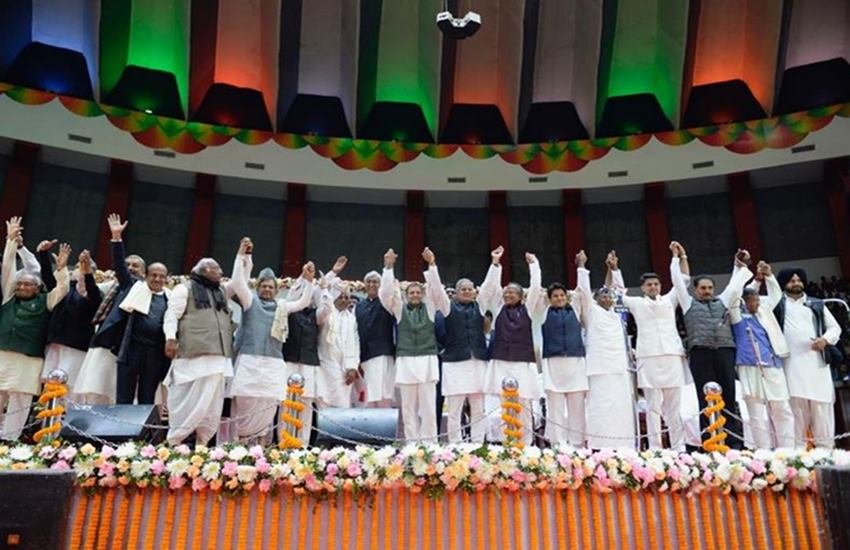 शपथ ग्रहण समारोह में शामिल हुए नेता (PC- ट्विटर)